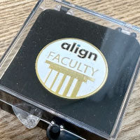 「align FACULTY」のバッジ