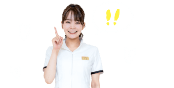 人差し指を立てて話す女性スタッフ