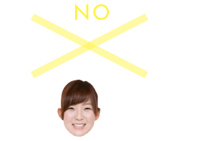 「NO METAL」の文字とOKサインをする女性