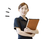 ファイルを抱えた女性スタッフ