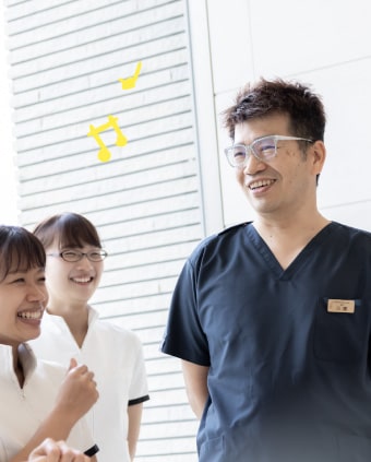 笑顔で話す歯科医師とスタッフ