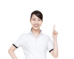 人差し指を立てて説明する女性スタッフ