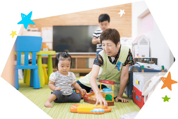 キッズルームで子どもと遊ぶスタッフ