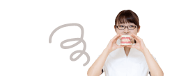 口元を両手で指す女性スタッフ