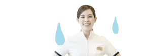汗のしずくのマークの横で苦笑いする女性スタッフ