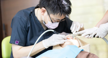患者の歯を診察する歯科医師