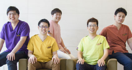 並んで座る当院のスタッフ5名