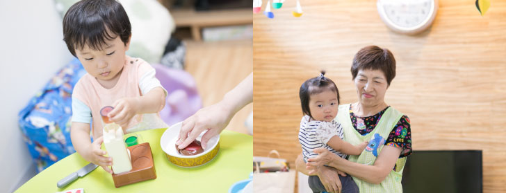 おもちゃで遊ぶ子どもと、保育士に抱かれる幼児