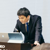 演台で講演する歯科医師