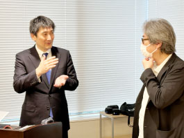 身振りを交えて話す歯科医師
