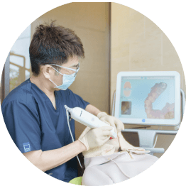 口腔内スキャナーで歯型を取る歯科医師