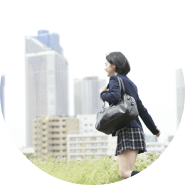 制服姿で街を歩く女子学生