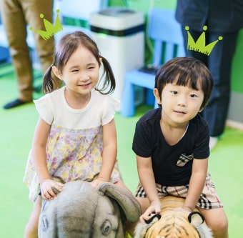 動物の遊具に乗る女の子と男の子