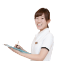 ボードを手に持つ女性スタッフ