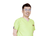 笑顔の男性スタッフ