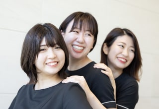 笑顔で並ぶ3人の女性スタッフ