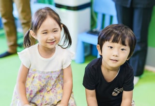 キッズスペースで笑顔を見せる女の子と男の子