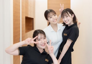 ピースサインをする3人の女性スタッフ