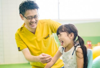 女の子と笑顔で話す男性スタッフ