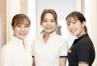 並んで笑顔を見せる3人の女性スタッフ