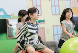 バランスボールで遊ぶ子どもたち