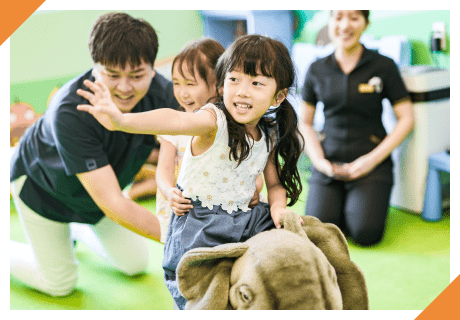 キッズスペースで子どもたちと遊ぶスタッフ
