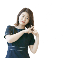 指でバツ印を作る女性スタッフ