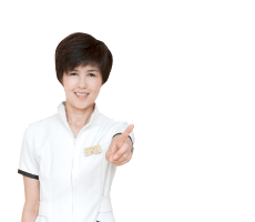 人差し指を立てて注意をうながす女性スタッフ
