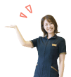 手を差し出して案内する女性スタッフ