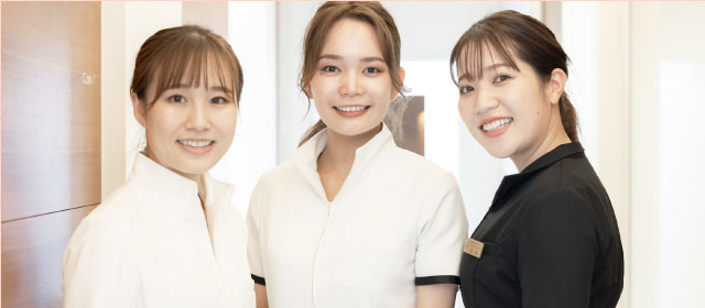 笑顔で並ぶ女性スタッフ3名