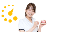 歯の模型を持つ女性スタッフ