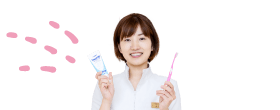歯ブラシと歯みがき粉を持つ女性スタッフ