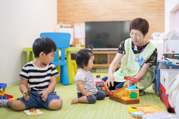 キッズルームで子どもたちと遊ぶ保育士