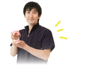 歯の模型を手に微笑むドクター