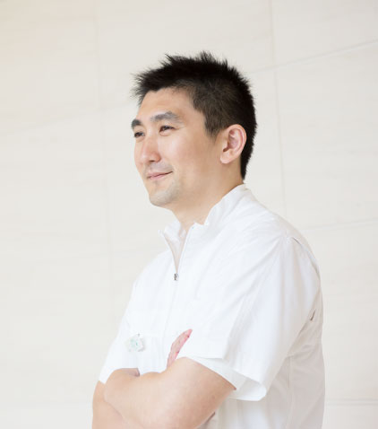 腕を組んで立つ矯正指導医